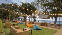 Mager ke rooftop, datang aja ke Beach Bar, pemandangannya langsung ke Pantai Kuta. (Grand Inna Kuta)