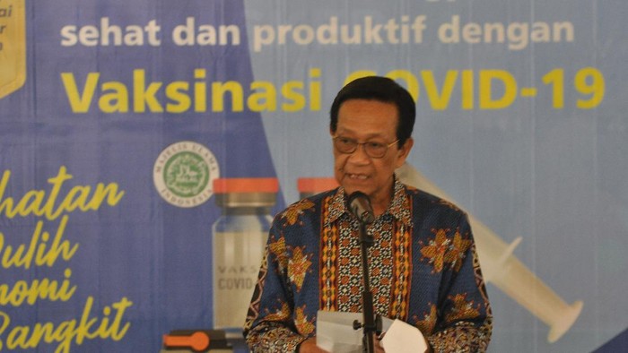Gubernur DIY Sri Sultan Hamengku Buwono (HB) X saat pelaksanaan vaksinasi tahap kedua di Yogyakarta, Kamis (28/1/2021)