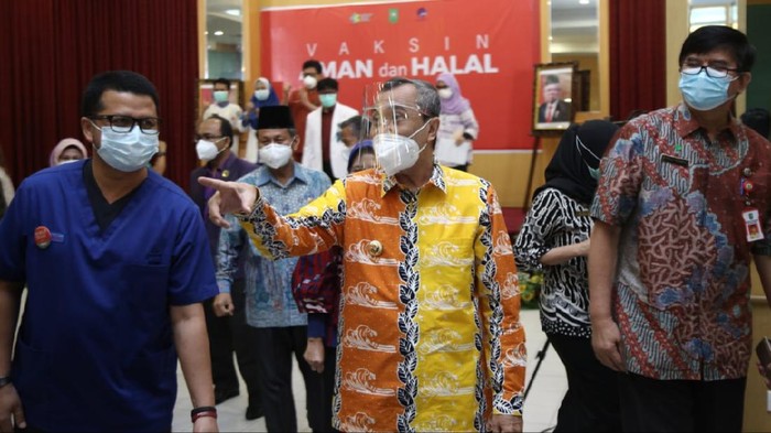 Gubernur Riau Syamsuar cek penyuntikan vaksin Corona (Raja Adil-detikcom)