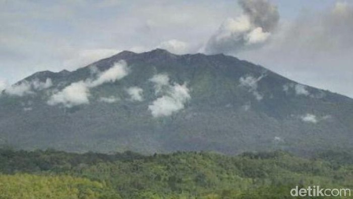 Gempa tremor dalam erupsi Gunung Raung terus meningkat. Pos Pengamatan Gunung Api (PPGA) Raung mengamati, gempa tremor panjang terjadi hingga 30 menit.