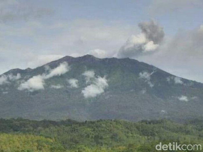 Gempa tremor dalam erupsi Gunung Raung terus meningkat. Pos Pengamatan Gunung Api (PPGA) Raung mengamati, gempa tremor panjang terjadi hingga 30 menit.