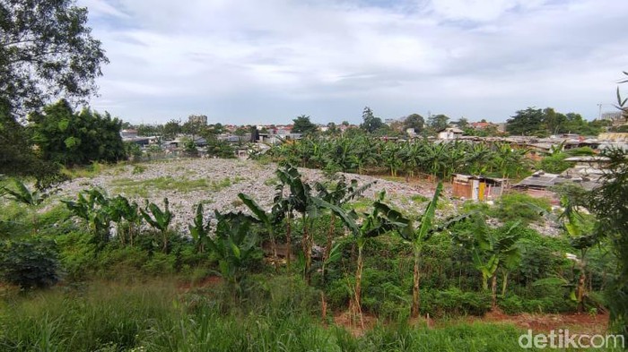 Hamparan sampah seluas lapangan sepakbola di Kampung Caman, Jakasampurna, Bekasi, 28 Januari 2021. (Taufieq Renaldi Arfiansyah/detikcom)