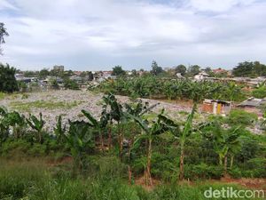 Sampah Selapangan Bola di Bekasi Belum Mulai Diangkut Juga