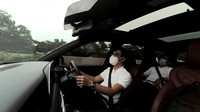 Satu mobil test Hyundai Palisade diisi maksimal dua orang. Dan disarankan pengemudi dan penumpang tidak duduk berdampingan untuk mematuhi imbauan social distancing. Foto: Luthfi Anshori