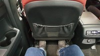 Sedikit mengulas mobil ini, Hyundai Palisade memiliki legroom dan headroom yang luas, kendati mobil ini mengusung karakter SUV. Kursi baris keduanya memakai konfigurasi captain seat, lengkap dengan sandaran tangan (handrest). Foto: Luthfi Anshori
