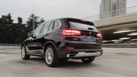 Perubahan signifikan dari BMW X5 adalah penambahan baris ketiga untuk penumpang. Penambahan baris ketiga ini berdampak pada peningkatan kenyamanan di baris kedua yang kini bisa diatur secara elektrik. Balutan kemewahan ini dilengkapi dengan bahan Alcantara. BMW X5 dibanderol dengan harga Rp 1,559 miliar off the road.