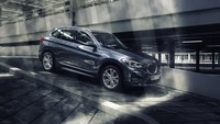 Mobil pertama adalah varian terbaru dari BMW X1 sDrive18i. BMW X1 terbaru hadir lebih sporty dengan profil eksterior black-cladding dan matt silver pada bagian bawah bumper depan serta color coded difusser pada bagian bumper belakang. Desain velg juga baru menggunakan model Y-Spoke 566 18 inci dengan kombinasi dua warna.