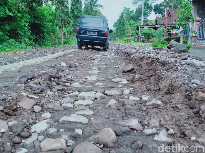 Jalur evakuasi erupsi Gunung Merapi di jalan Tangkil-Tegalmulyo, Kecamatan Kemalang, Klaten rusak, Kamis (28/1/2021).