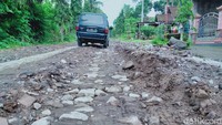 Kerusakan selanjutnya mulai Dusun Munggur, Desa Tlogowatu sampai perbatasan dengan Desa Tegalmulyo, Kecamatan Kemalang. Kondisinya sama, jalan tinggal menyisakan batu dan berupa cekungan.