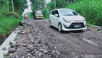 Kerusakan jalan antara Jatirajek, Desa Tangkil sampai Desa Tegalmulyo terjadi sudah lama dan kini semakin parah.