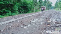Diwawancara terpisah, Kabid Bina Marga DPUPR Klaten, Suryanto, mengatakan perbaikan jalan tersebut dalam proses lelang. Sisanya akan dikerjakan tahun ini.