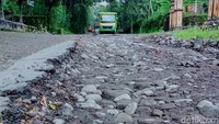 Pantauan detikcom di lokasi, Kamis (28/1/2021) siang, kerusakan parah terlihat di sebelah utara Dusun Jatirajek naik sampai Pasar Surowono. Ruas paling parah mulai Dusun Margomulyo sebab aspal hilang dan jalan ambles membentuk cekungan.