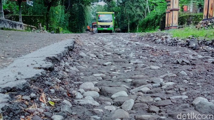 Di tengah erupsi Gunung Merapi yang semakin sering terjadi, jalur evakuasi pengungsi antara Desa Tangkil-Tegalmulyo kondisinya rusak parah.