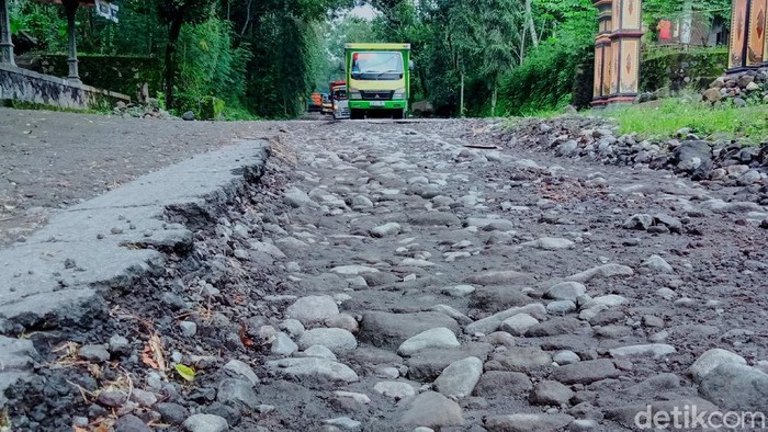 Jalur Evakuasi Gunung Merapi Rusak Parah Di tengah erupsi Gunung Merapi yang semakin sering terjadi, jalur evakuasi pengungsi antara Desa Tangkil-Tegalmulyo kondisinya rusak parah.