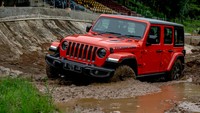 Jeep Wrangler Rubicon juga akan dilengkapi dengan Sunrider soft-top dengan atap yang mudah dibuka tutup, freedom top dengan modular hardtop, sky One-Tpouch Tm Power Top dan Removable Doors. Foto: dok. Jeep