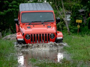 Saat Jeep Wrangler Rubicon Rp 1,708 Miliar Diajak Main Tanah