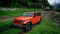 Selec-speed control membantu pengemudi dalam bermanuver di medan off road. Berbekal teknologi ini pengemudi tidak perlu lagi menginjak pedal gas dan rem, mereka hanya perlu mengontrol mobil agar tetap berada di jalurnya. Foto: dok. Jeep