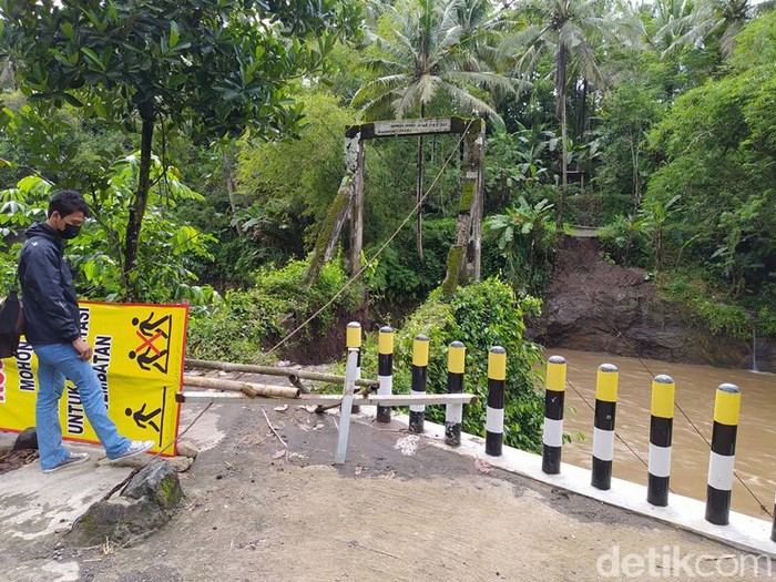 Jembatan di Sungai Elo, Kabupaten Magelang putus diterjang banjir, Selasa (26/1/2021).