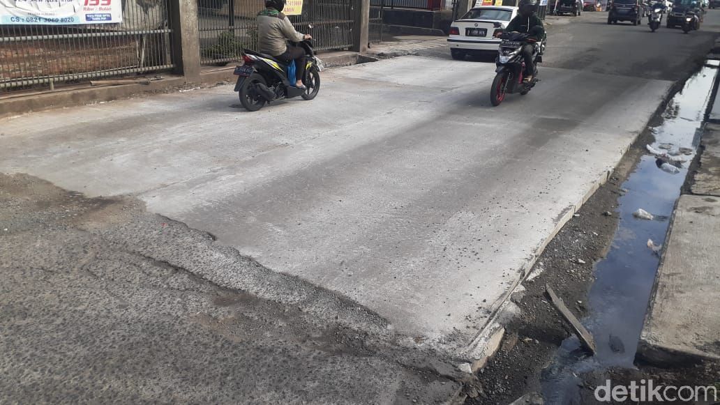 Jl Caman Raya Bekasi selesai diperbaiki, kendaraan lewat dengan lancar. (Afzal Nur Iman/detikcom)
