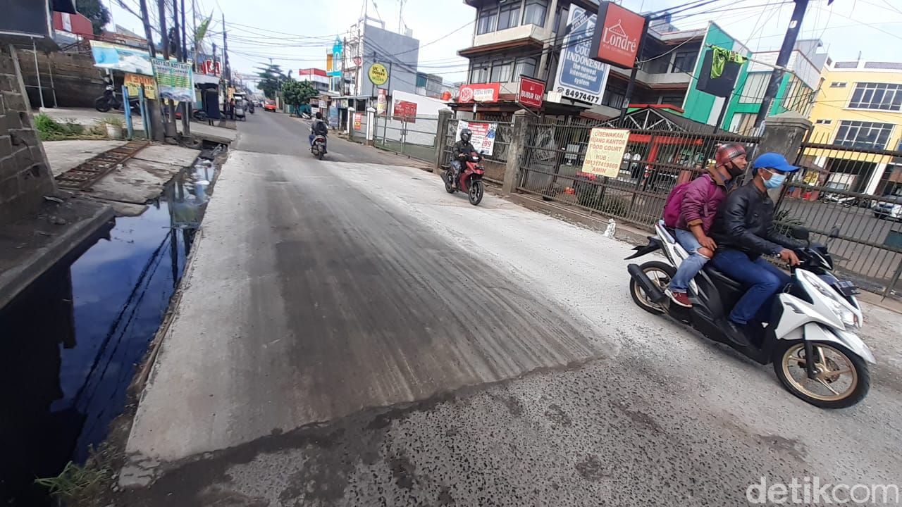 Jl Caman Raya Bekasi selesai diperbaiki, kendaraan lewat dengan lancar. (Afzal Nur Iman/detikcom)