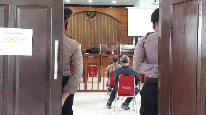 Sidang pembacaan eksepsi Jumhur Hidayat di kasus ujaran kebencian digelar dengan pengamanan ketat, di PN Jaksel, Kamis (28/1/2021).