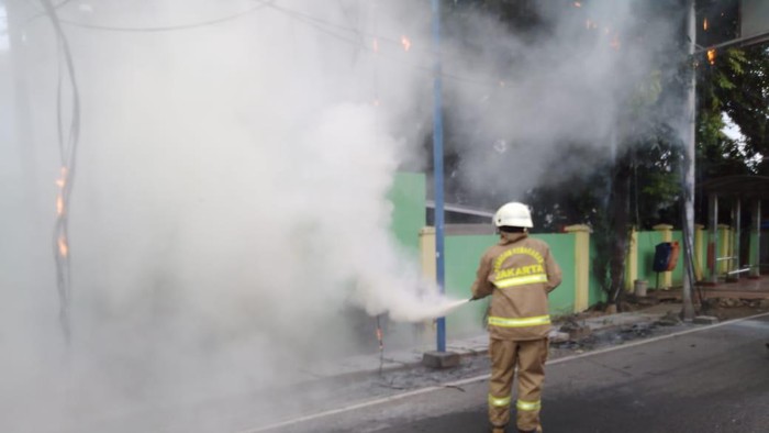 Kabel optik terbakar di Jagakarsa, Jaksel