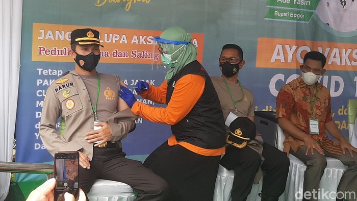 Kapolres Bogor menjadi orang yang pertama divaksinasi Corona