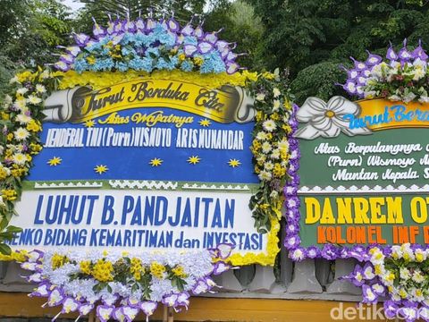 Karangan bunga duka cita wafatnya Wismoyo Arismunanda berderet di Astana Giribangun, Karanganyar, Kamis (28/1/2021).