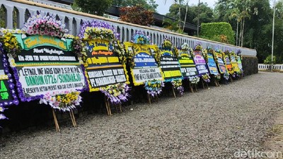 Deretan Karangan Bunga Hiasi Astana Giribangun