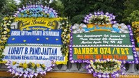 Salah satu karangan bunga dikirim oleh Menko bidang Kemaritiman dan Investasi Luhut Binsar Panjaitan.