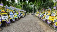 Puluhan karangan bunga duka cita atas meninggalnya Wismoyo terus berdatangan ke Astana Giribangun.