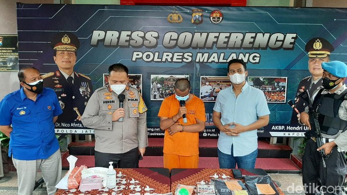 Siswa SMK di Malang melakukan perbuatan  asusila sesama jenis terhadap remaja berusia 15 tahun. Perbuatan asusila itu terjadi hingga 4 kali.