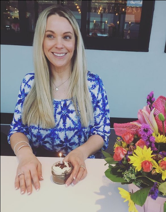 Bintang reality TV Kate Gosselin dikabarkan pernah terlibat cinta terlarang dengan pengawal pribadinya yang sudah menikah, Steve Neild. Setelah berhenti kerja dengannya pada 2014, mereka masih bertemu hingga 2019. Namun Kate menyangkal kabar asmara gelap tersebut. Foto: Instagram/@kateplusmy8