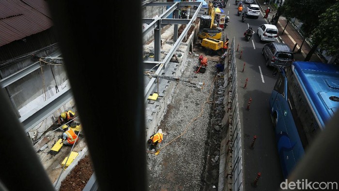 Kawasan Stasiun Palmerah Terus Ditata Proyek penataan kawasan Stasiun Palmerah, Jakarta, terus dikebut. Salah satunya adalah pembangunan selter untuk bus, angkot, dan ojek online.