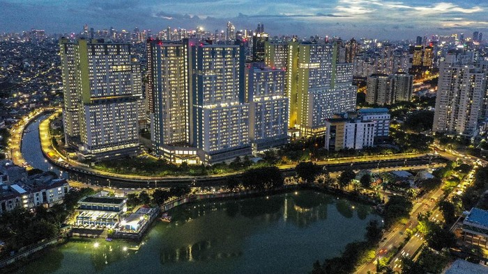 Foto aerial suasana Rumah Sakit Darurat Penanganan COVID-19 Wisma Atlet Kemayoran, di Jakarta, Kamis (28/1/2021). Pemerintah melalui Kementerian Kesehatan memberi kesempatan atau mengizinkan semua rumah sakit di Indonesia termasuk rumah sakit swasta jika memiliki fasilitas penanganan COVID-19 untuk memberikan layanan kepada pasien COVID-19 dengan tata cara penanganan sesuai SOP yang berlaku. ANTARA FOTO/Galih Pradipta/hp.