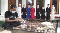 Dilihat detikcom di rumahnya, ia memperlihatkan hasil karya dan proses pembuatan wayang karakter ini. Contohnya ia membuat wayang golek karakter para presiden, mulai dari presiden pertama Soekarno hingga presiden saat ini Joko Widodo.