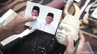 Ujang menceritakan awal mula bisa membuat wayang golek, ia mencoba mencotoh wayang yang sudah jadi, sedikit demi sedikit ia ikutin lekuk golek dan terus belajar hingga akhirnya mahir, hanya melihat foto kini ia mampu menciptakan wayang golek biasa maupun karakter.