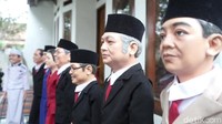 Hasil karya Ujang sudah tembus ke pasar dunia, seperti Kanada, Jepang hingga negara Timur Tengah. Ia banderol wayang golek biasa mulai dari Rp. 400-800 ribu perbuah tergantung bentuk dan ukuran. Sedangkan untuk wayang golek karakter rata-rata di patok sebesar Rp 3 juta. Namun karena pandemi Corona melanda, pesanan baik dalam negeri maupun luar negeri lesu. Ia kini bertahan di pasar lokal.