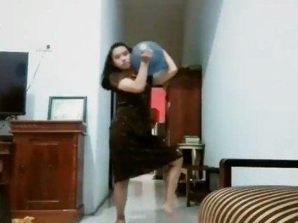 Kocak! Tren Wanita 'Perkasa' Angkat Galon Ini Bikin Ngakak