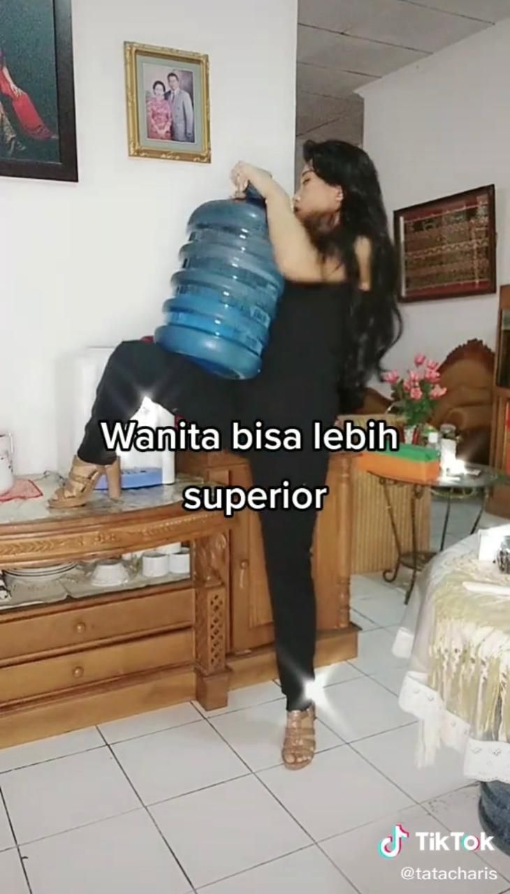Kocak! Tren Wanita 'Perkasa' Angkat Galon Ini Bikin Ngakak