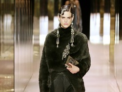 10 Koleksi Busana Fendi Couture Spring/Summer 2021, Demi Moore Curi Atensi