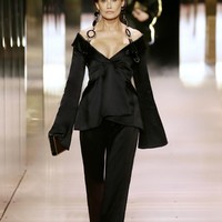 Koleksi Fendi Couture Spring/Summer 2021 bertajuk Orlndo yang terinspirasi dari karya Literatur Virginia Woolf. Demi Moore tampil sebagai model fashion show. Foto: dok. Fendi.