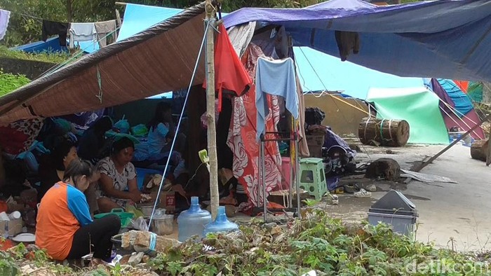 Korban gempa Sulbar bertahan di tenda pengungsian (Abdy/detikcom).