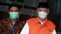 Bupati nonaktif Banggai Laut, Sulawesi Tengah,  Wenny Bukamo menuju mobil tahanan di Gedung KPK, Jakarta, Kamis (28/1/2021) usai menjalani pemeriksaan.