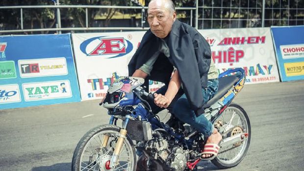 Kumpulan meme kakek Sugiono jadi anak motor drag