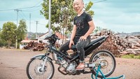 Proses editing meme kakek Sugiono jadi anak motor drag itu memang tidak mulus dan terkesan asal jadi. Foto: Istimewa