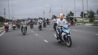 Meme kocak Kakek Sugiono sedang memimpin konvoi motor. Foto: Istimewa