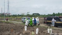 15 pemakaman jenazah COVID-19 dilakukan per harinya di TPU ini.