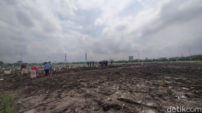 Lahan untuk pemakaman COVID-19 di TPU Keputih khusus jenazah COVID-19 sudah terpakai terpakai tiga blok. Jumlah pemakaman selama sebulan terakhir terus meningkat.