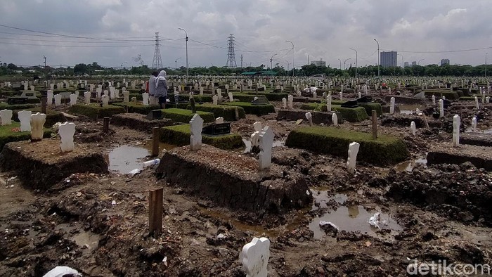 Lahan untuk pemakaman COVID-19 di TPU Keputih khusus jenazah COVID-19 sudah terpakai terpakai tiga blok. Jumlah pemakaman selama sebulan terakhir terus meningkat.